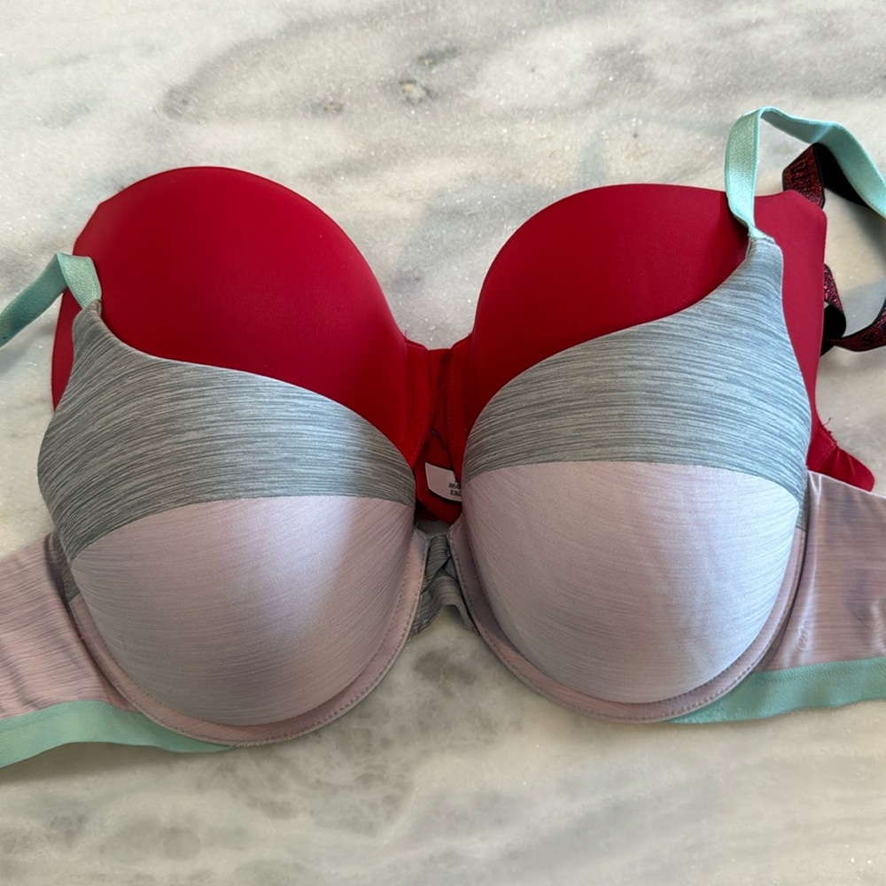 2 Victoria’s Secret 36D underwire bras